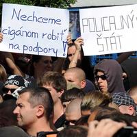 Zhromaždenie  prívržencov Slovenskej pospolitosti na námestí v Krompachoch.