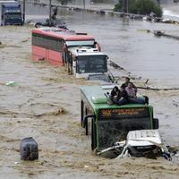 Valiaca sa voda strhla na uliciach desiatky áut