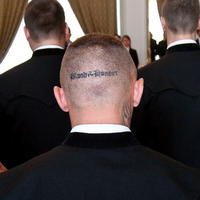 Nacistické tetovanie na hlave oceneného záchranára