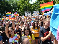 Poslanci sa zúčastnia pochodov v Bratislave: Kto pôjde na Pride a kto na pochod za rodinu?