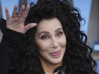 Nový MILENEC legendárnej Cher (78)? Na rande ju načapali s 36-ročným zajačikom!