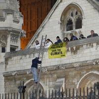 Aktivisti Greenpeace na streche britského parlamentu.