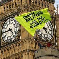 Aktivisti na streche britského parlamentu