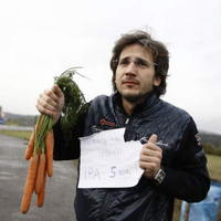 Juraj Mokrý predáva pri ceste zeleninu.