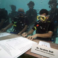 Štrnásť ministrov maldivskej vlády zasadlo okolo rokovacieho stola šesť metrov pod vodou.