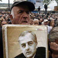 Protestant drží fotgrafiu Zviada Gamsachurdu.