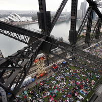 Približne šesťtisíc obyvateľov sa v nedeľu ráno zhromaždilo na moste Sydney Harbour Bridge, aby sa tam naraňajkovali.
