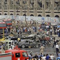 Dvojitý samovražedný útok otriasol vládnymi budovami v Bagdade.