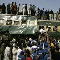 Zrážka osobného a nákladného vlaku na okraji Karáči