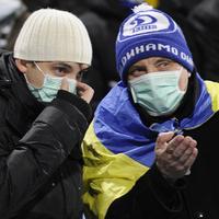 Ukrajinskí fanúšikovia na futbalovom zápase s rúškami