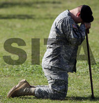 Vojak počas smútočného obradu vo Fort Hood