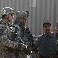 Americkí vojaci a afgánski policajti po samovražednom útoku