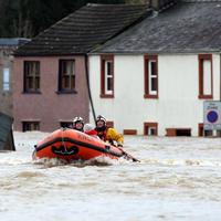 Záchranári evakuujú ľudí z domov
