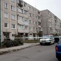 V jednom z bytov na Bodrockej ulici sa strieľalo.