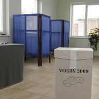Volebná miestnosť v Ostrovanoch zýva prázdnotou.