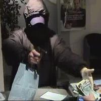 Maskovaný muž žiadal peniaze.