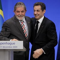Brazílsky prezident Luiz Inacio Lula da Silva so svojím francúzskym kolegom Nicolasom Sarkozym