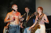 Robot Mikla pokrstil vo štvrtok v Bratislave nový album kapely Smola a hrušky zaváranou cviklou.