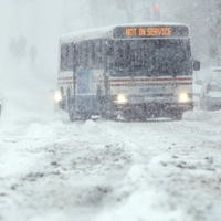 Snehová víchrica ochromila najmä dopravu