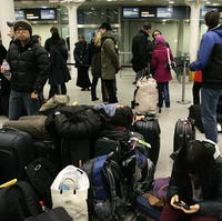 Stovky cestujúcich čakajú kvôli omeškaniam