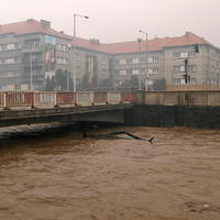 Rieka Hron v centre Banskej Bystrice.