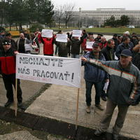 Dopravcovia protestuíci pred ministerstvo dopravy