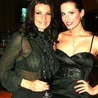 Linda Rezešová (vľavo) pózuje v dráždivom tope spolu s Miss Slovensko 2009 Barborou Franekovou, ktorá tiež zvolila vyzývavé šaty.