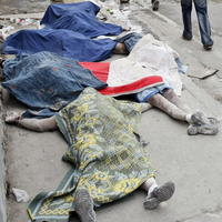 Telá obetí v uliciach mesta Port-Au-Prince