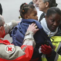 Záchranári pomáhajú zraneným