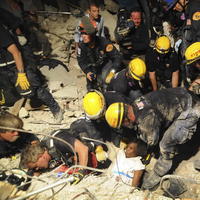 Záchranári vyťahujú z trosiek živých ľudí