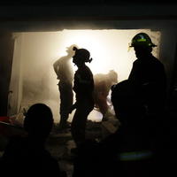 Medzinárodné záchranárske tímy vytiahli zo sutín najmenej 121 ľudí