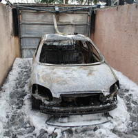 Auto a garáž po požiari