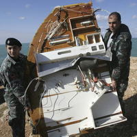 Vojaci odnášajú trosky z libanonského lietadla