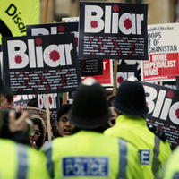 Protesty pred konferenčným centrom v Londýne, kde je vypočúvaný Tony Blair