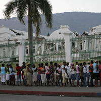 Haitské ženy čakajú na prídel jedla