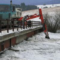 Ľad na rieke Poprad siaha až po most.