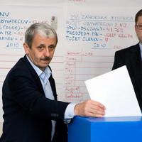 Mikuláš Dzurinda hlasuje v primárkach