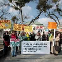 Protestná akcia aktivistiek pred úradom vlády