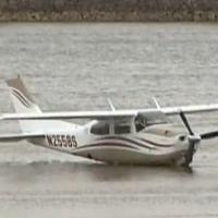 Lietadlo muselo núdzovo pristáť na rieke