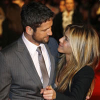 Gerard Butler a Jennifer Aniston so zamilovaným pohľadom