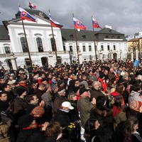 Pred prezidentským palácom sa zišli stovky ľudí