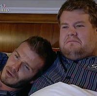 David s Jamesom v posteli.
