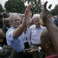 George W. Bush a Bill Clinton na Haiti.