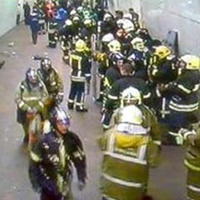 Evakuácia ľudí zo stanice metra