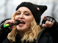 61-ročná Madonna má v posteli zase zajačika (26): Aha, načapali ich paparazzi!