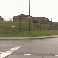 Unikajúcich mužov zastavil tento plot ženskej väznice