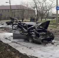 Po útoku zostalo na uliciach v Kizljari niekoľko zhorených áut