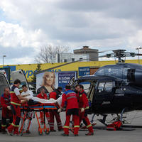 Mladíka s ťažkými zraneniami prevážali vrtuľníkom