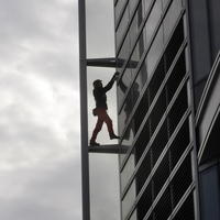 Alain Robert vyliezol na 185 metrový mrakodrap za 45 minút