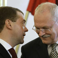 Dmitrij Medvedev a Ivan Gašparovič